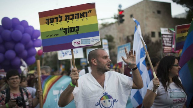 إسرائيليون يشاركون في موكب الفخر السنوي في القدس، 18 سبتمبر، 2014. (Hadas Parush/Flash90)