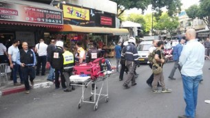 موقع هجوم الطعن في بيتح تيكفا الثلاثاء، 8 مارس، 2016. (United Hatzalah)