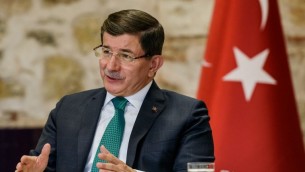رئيس الوزراء التركي احمد داود اوغلو خلال لقاء مع صحفيين اجانب في مكتب رئيس الوزراء في اسطنبول، 9 ديسمبر 2015 (AFP/Ozan Kose)