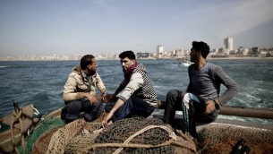صيادون فلسطينيون امام سواحل غزة، 3 ابريل 2016 (AFP/Mahmud Hams)