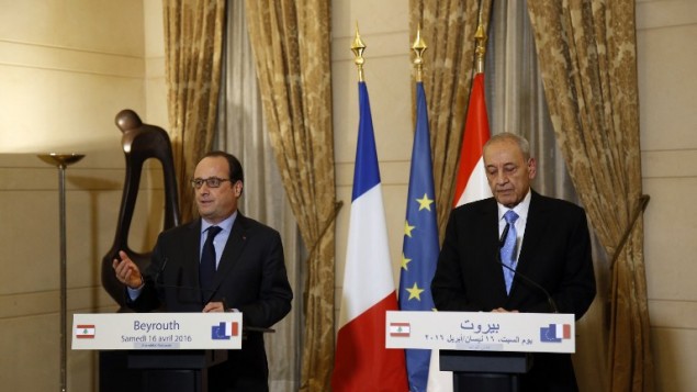 الرئيس الفرنسي فرنسوا هولاند يتحدث خلال مؤتمر صحفي مشترك مع رئيس البرلمان اللبناني نبيه بري، من اليمين، بعد اجتماعهما في بيروت، 16 أبريل، 2016. (AFP/ANWAR AMRO) الرئيس الفرنسي فرنسوا هولاند يتحدث خلال مؤتمر صحفي مشترك مع رئيس البرلمان اللبناني نبيه بري، من اليمين، بعد اجتماعهما في بيروت، 16 أبريل، 2016. (AFP/ANWAR AMRO)