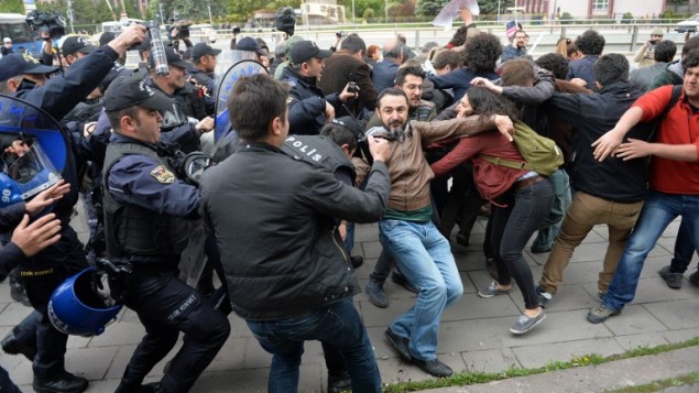 عناصر الشرطة التركية يفرقون تظاهرة نظمها انصار العلمانية امام البرلمان التركي في انقرة، 26 ابريل 2016 (ADEM ALTAN / AFP)