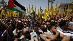 داعمو حركة فتح خلال الانتخابات لمجلس الطلبة في جامعة بير زيت، 26 ابريل 2016 (AFP/Abbas Momani)