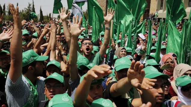 داعمو حركة حماس خلال الانتخابات لمجلس الطلبة في جامعة بير زيت، 26 ابريل 2016 (AFP/Abbas Momani)
