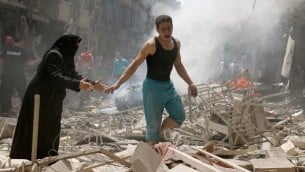 اشخاص بين الحطام بعد غارة في مدينة حلب السورية التي تسيطر عليها المعارضة، 28 ابريل 2016 (AFP/ AMEER ALHALBI)