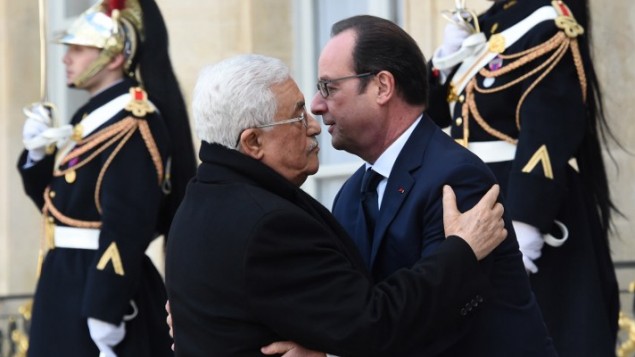 الرئيس الفرنسي فرنسوا هولاند يرحب برئيس السلطة الفلسطينية محمود عباس في قصر الإليزيه قبل المشاركة في مسيرة تضامن مع فرنسا في 11 يناير، 2015 بعد الهجمات التي شهدتها خلال 3 أيام وراح ضحيتها 17 شخصا ونفذها إسلاميون متطرفون. (AFP/ Dominique Faget) الرئيس الفرنسي فرنسوا هولاند يرحب برئيس السلطة الفلسطينية محمود عباس في قصر الإليزيه قبل المشاركة في مسيرة تضامن مع فرنسا في 11 يناير، 2015 بعد الهجمات التي شهدتها خلال 3 أيام وراح ضحيتها 17 شخصا ونفذها إسلاميون متطرفون. (AFP/ Dominique Faget)