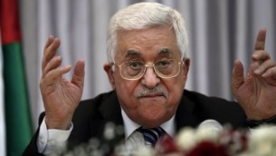 رئيس السلطة الفلسطينية محمود عباس في كلمة له خلال مأدبة الميلاد مع أعضاء في الطائفة المسيحية الأرثوذكسية، 6 يناير، 2016 في مدينة بيت لحم بالضفة الغربية. (AFP Photo/Thomas Coex)
