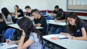 صورة توضيحية لطلاب ثانوية خلال امتحان (Yossi Zeliger/Flash90)