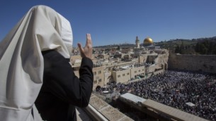مصلون يهود يغطون رؤوسهم بشالات صلاة خلال صلاتهم أمام حائط المبكى في البلدة القديمة في القدس، خلال عيد الفصح، 6 أبريل، 2015. (Yonatan Sindel/Flash90)