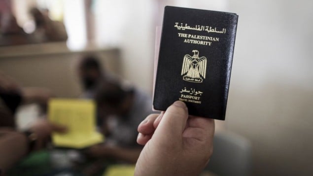 رجل فلسطيني يحمل جواز سفره في معبر رفح الحدودي، 12 يونيو 2015 (Aaed Tayeh/Flash90)