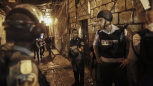 الشرطة الإسرائيلية في موقع هجوم طعن في البلدة القديمة في القدس، 3 اكتوبر 2015 (Yonatan Sindel/Flash90)