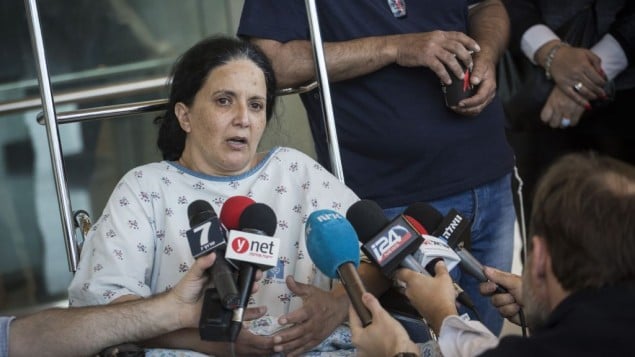 راحيل ددون تتحدث مع وسائل الإعلام في مستشفى ’هداسا’ حيث ترقد هي وابنتها بعد إصابتهما في انفجار حافلة في القدس وقع في 19 أبريل، 2016. وأصيبت راحيل بجروح متويطة فيما وصفت حالة إبنتها بالخطيرة. (Hadas Parush/Flash90) راحيل ددون تتحدث مع وسائل الإعلام في مستشفى ’هداسا’ حيث ترقد هي وابنتها بعد إصابتهما في انفجار حافلة في القدس وقع في 19 أبريل، 2016. وأصيبت راحيل بجروح متويطة فيما وصفت حالة إبنتها بالخطيرة. (Hadas Parush/Flash90)