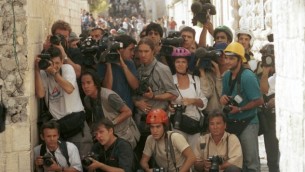 صحافيون أجانب يغطون مواجهات بين الإسرائيليين والفلسطينيين في عام 2000. ( Nati Shohat/Flash90)