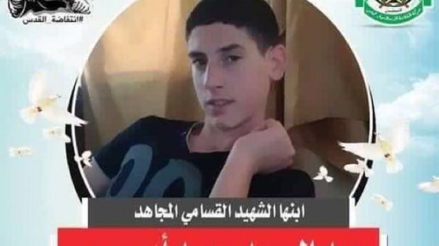 عبد الحميد سرور في صورة غير مؤرخة يتوسط شعار حماس في الإنتفاضة الثانية، هو الشاب الذي قالت حماس بأنه المسؤول عن انفجار الحافلة في 18 أبريل في القدس. أبو سرور توفي متأثرا بجراحه التي أصيب بها في الهجوم في 20 أبريل، 2016. (Courtesy) عبد الحميد سرور في صورة غير مؤرخة يتوسط شعار حماس في الإنتفاضة الثانية، هو الشاب الذي قالت حماس بأنه المسؤول عن انفجار الحافلة في 18 أبريل في القدس. أبو سرور توفي متأثرا بجراحه التي أصيب بها في الهجوم في 20 أبريل، 2016. (Courtesy)