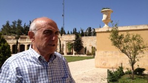 منيب المصري في منزله، بيت فلسطين، الذي يطل على نابلس، 8 أبريل، 2014. (Suha Halifa/Times of Israel)