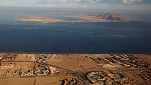جزيرة تيران، في مقدمة الصورة، وجزيرة صنافير، في خلفية الصورة، اللتان تقعان في مضيق تيران بين شبه جزيرة سيناء المصرية والسعودية. (Stringer/AFP/Getty Images, via JTA)