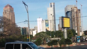 صورة منطقة بورصة الماس في رمات غان، حيث تعمل الكثير من شركات الخيارات الثنائية، 3 أبريل، 2016. لافتة على المبنى تحمل عبارة، "بورصة الماس: فخر وطني". (Simona Weinglass/The Times of Israel)