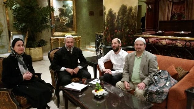 ريبيكا أبراهمسون (من اليسار) ود. عمر سالم (يسار-وسط) والحاخاما يعكوف ناغين (وسط-يمين) ود. جوزيف رينغل في العاصمة المصرية القاهرة في مارس 2016. (Courtesy: Facebook/Yaakov Nagen)