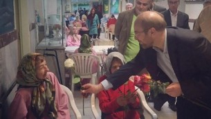 عمدة طهران محمد بقار قاليباف في زيارة لبيت مسنين يهودي يوم الجمعة، 22 أبريل، 2016. (Instagram)