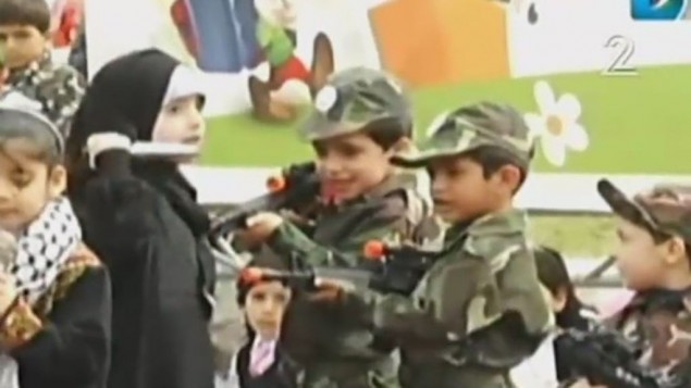 طقلة فلسطينية تهاجم ’جنودا إسرائيليين’ بسكين في مسرحية تم عرضها في غزة ضمن فعاليات ’مهرجان فلسطين للطفل والثقافة’، أبريل 2016. (أخبار القناة 2) طقلة فلسطينية تهاجم ’جنودا إسرائيليين’ بسكين في مسرحية تم عرضها في غزة ضمن فعاليات ’مهرجان فلسطين للطفل والثقافة’، أبريل 2016. (أخبار القناة 2)