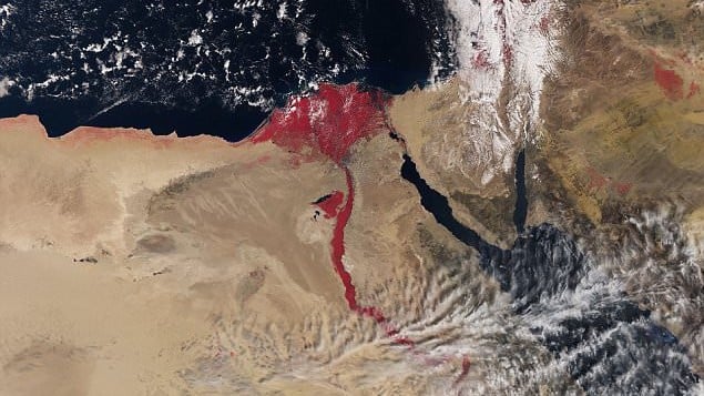 صورة فضائية لنهر النيل تسجل الاشعة تحت الحمراء تظهر النهر باللون الاحمر (Courtesy European Space Agency, April 2016)