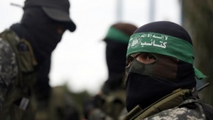 مقاتلون من حركة حماس خلال جنازة في قطاع غزة في 29 يناير، 2015، لسبعة من نشطاء الحركة الذين قُتلوا بعد إنهيار نفق يدخل الأراضي الإسرائيلية. (AFP/Mohammed Abed)