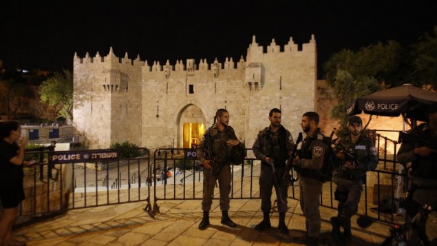أفراد من شرطة حرس الحدود يقفون عند باب العامود، المدخل الرئيسي للبلدة القديمة في القدس، في 2 مايو، 2016، في أعقاب هجوم طعن أدى إلى إصابة رجل إسرائيلي بجروح متوسطة. (AFP PHOTO / AHMAD GHARABLI) أفراد من شرطة حرس الحدود يقفون عند باب العامود، المدخل الرئيسي للبلدة القديمة في القدس، في 2 مايو، 2016، في أعقاب هجوم طعن أدى إلى إصابة رجل إسرائيلي بجروح متوسطة. (AFP PHOTO / AHMAD GHARABLI)