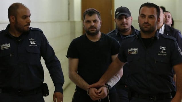 يوسف حاييم بن دافيدالمتهم بقتل محمد أبو خضير، يصل إلى المحكمة المركزية في اللد، 3 مايو 2016 (AFP/AHMAD GHARABLI)