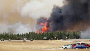 حريق في المنطقة المحيطة بمدينة فورت ماكموري، مركز الرمال النفطية في كندا، 6 مايو 2016 (COLE BURSTON / / AFP)