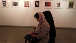 نساء ايرانيات في المعرض الدولي الثاني للرسومات حول المحرقة في طهران، 14 مايو 2016 (ATTA KENARE / AFP)