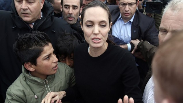 الممثلة انجيلينا جولي-بيت المبعوثة الخاصة للمفوضية العليا للاجئين التابعة للامم المتحدة خلال زيارة للاجئين في ميناء بيراوس، 16 مارس 2016 (PANAGIOTIS TZAMAROS / AFP)
