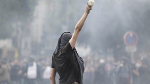 متظاهرة ترفع زهرة بيضاء اثناء مظاهرة ضد قانون العمل الفرنسي الجديد، في باريس، 26 مايو 2016 (MATTHIEU ALEXANDRE / AFP)