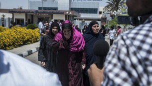 عائلات الركاب الذين كانوا على متن طائرة ’مصر للطيران’ التي سقطت بطريقها من القاهرة الى باريس، خارج مطار القاهرة الدولي، 19 مايو 2016 (AFP PHOTO / KHALED DESOUKI)
