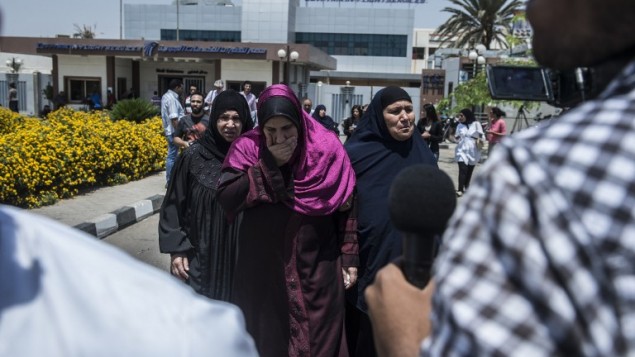 عائلات الركاب الذين كانوا على متن طائرة ’مصر للطيران’ التي سقطت بطريقها من القاهرة الى باريس، خارج مطار القاهرة الدولي، 19 مايو 2016 (AFP PHOTO / KHALED DESOUKI)