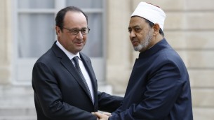الرئيس الفرنسي فرنسوا هولاند يلتقي بشيخ الازهر احمد الطيب في باريس، 24 مايو 2016 (PATRICK KOVARIK / AFP)