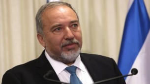أفيغدور ليبرمان، رئيس حزب "إسرائيل بيتنا"، خلال مراسيم التوقيع على الإتفاق الإئتلافي مع رئيس الوزراء بينيامين نتنياهو، 25 مايو، 2016، في الكنيست في القدس. (AFP PHOTO / MENAHEM KAHANA)