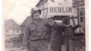 جولز هلفنر، شمال غوتينغن، ألمانيا، في أبريل 1945. (Jules Helfner)