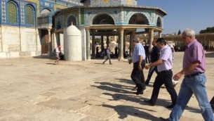 أعضاء كنيست من "القائمة المشتركة" يسيرون من أمام قبة الصخرة في الحرم القدسي في مدينة القدس، الثلاثاء، 28 يوليو، 2015. (courtesy)