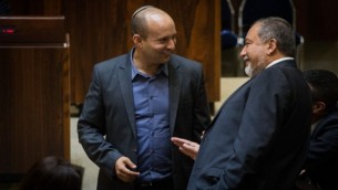 رئيس البيت اليهودي نفتالي بينيت ورئيس ’إسرائيل بيتنا’ أفيغدور ليبرمان في الكنيست في 22 يوليو، 2015. (Hadas Parush/Flash90)