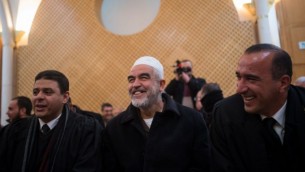 زعيم الفرع الشمالي المحظور للحركة الإسلامية في إسرائيل، الشيخ رائد صلاح (في الوسط)، في المحكمة العليا في القدس، 26 يناير، 2016. (Yonatan Sindel/Flash90)