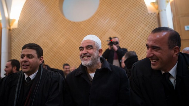 زعيم الفرع الشمالي المحظور للحركة الإسلامية في إسرائيل، الشيخ رائد صلاح (في الوسط)، في المحكمة العليا في القدس، 26 يناير، 2016. (Yonatan Sindel/Flash90) زعيم الفرع الشمالي المحظور للحركة الإسلامية في إسرائيل، الشيخ رائد صلاح (في الوسط)، في المحكمة العليا في القدس، 26 يناير، 2016. (Yonatan Sindel/Flash90)