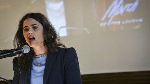وزيرة العدل، أييليت شاكيد، خلال كلمة لها في مؤتمر "كاركوف"، قبيل إنطلاق "مسيرة الحياة"، التي يتم إجراؤها في يوم ذكرى المحرقة، في بولندا، 3 مايو، 2016. (Yossi Zeliger/Flash90)