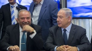 رئيس الوزراء بينيامين نتنياهو، من اليمين، ورئيس حزب "إسرائيل بيتنا" أفيغدور ليبرمان يوقعان على اتفاق لضم حزب ليبرمان إلى الحكومة، 25 مايو، 2016. (Yonatan Sindel/FLASH90)