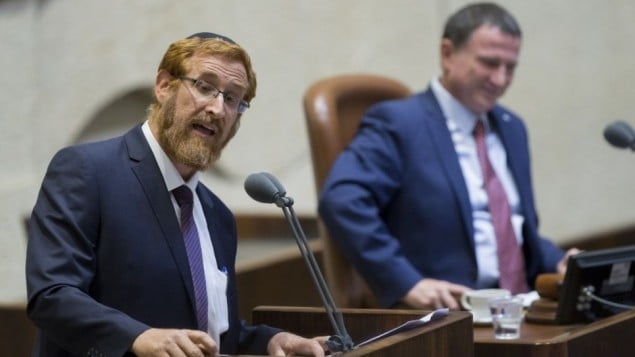 عضو الكنيست الجديد يهودا غليك يتحدث في الكنيست خلال أدائه لليمين في 25 مايو، 2016. (Yonatan Sindel/Flash90) عضو الكنيست الجديد يهودا غليك يتحدث في الكنيست خلال أدائه لليمين في 25 مايو، 2016. (Yonatan Sindel/Flash90)