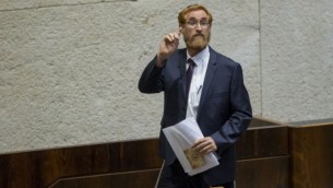 يهودا غليك خلال أدائه لليمين كعضو كنيست في 25 مايو، 2016. (Yonatan Sindel/Flash90)