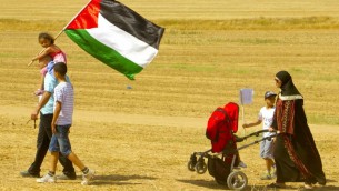 عائلة مشاركة في "مسيرة العودة"، التي نُظمت في صحراء النقب، 12 مايو، 2016. (Dov Lieber / Times of Israel)