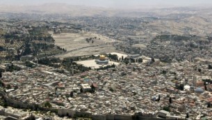 الحرم القدسي وحائط المبكى في القدس، كما يظهر من طائرة تابعة لسلاح الجو الإسرائيلي خلال عرض جوي  بمناسبة يوم الإستقلال، 12 مايو، 2016. (Judah Ari Gross/Times of Israel)