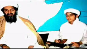 صورة غير مؤرخة لزعيم "القاعدة" السابق أسامة بن لادن ونجله، حمزة. (لقطة شاشة: YouTube)