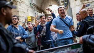 الشرطة الإسرائيلية تواجه الناشطين اليمينيين من حركة ’مؤمني جبل الهيكل’ امام الحرم القدسي في البلدة القديمة، 10 ابريل 2016 (Corina Kern/Flash90)