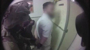 لقطة شاشة من مقطع فيديو يظهر إعتقال فلسطيني للإشتباه بضلوعه في هجوم قنابل أنبوبية في حاجز في الضفة الغربية بالقرب من قرية حزمة والذي وقع في 10 مايو، 2016. (الجيش الإسرائيلي)